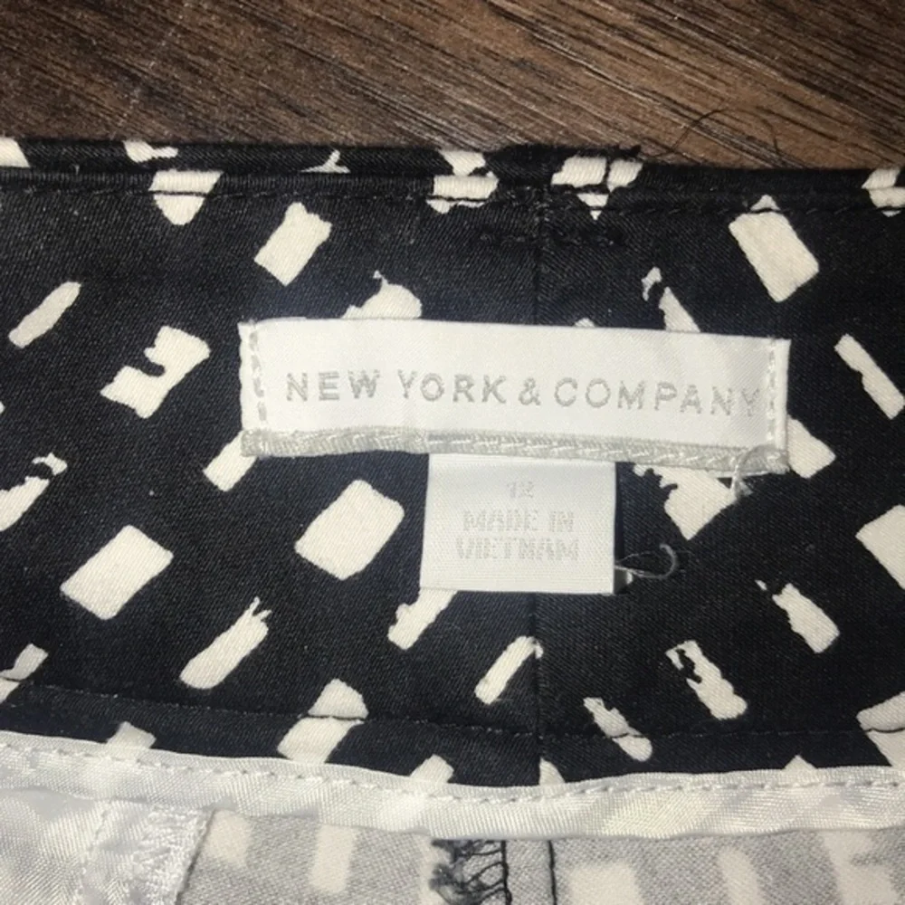 New York & Company Black and White Patterned Women’s Shorts - Picture 3 of 11